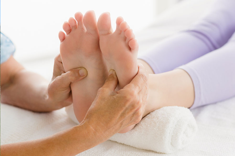 Séance de réflexologie plantaire, massage des pieds pendant un séjour bien-être à Cap Ardèche