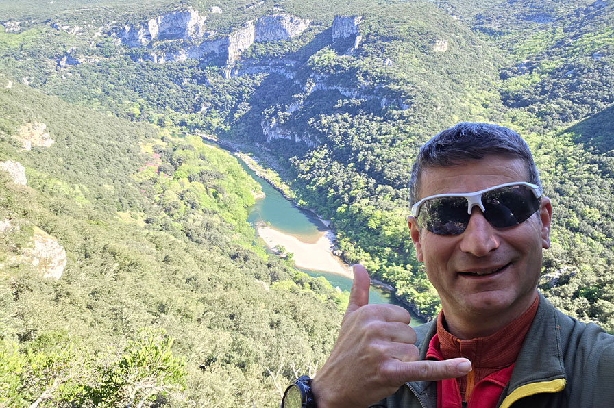Guide randonnée Cap Ardèche devant un panorama des Gorges de l’Ardèche